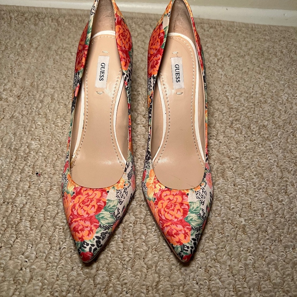 GUESS Floral Pointed-Toe Heels • Size 7.5